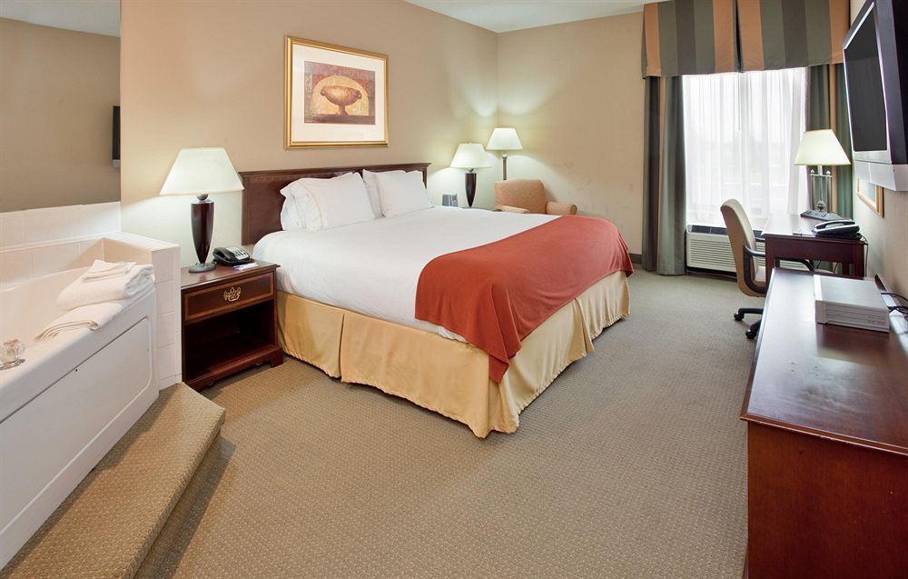 Holiday Inn Express Hotel Kansas City - Bonner Springs By Ihg Oda fotoğraf
