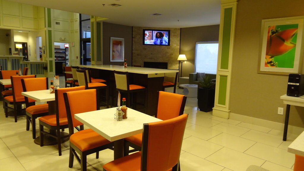 Holiday Inn Express Hotel Kansas City - Bonner Springs By Ihg Dış mekan fotoğraf