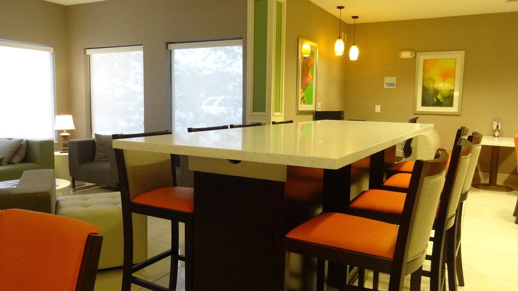 Holiday Inn Express Hotel Kansas City - Bonner Springs By Ihg Dış mekan fotoğraf
